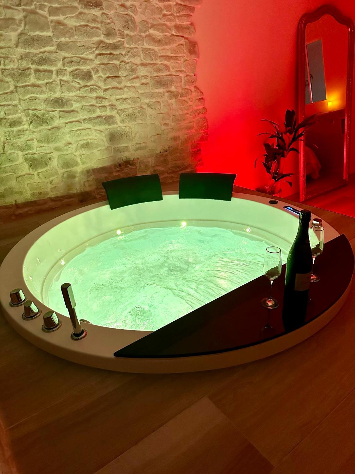 Les Suites Du Payre - Suite Romance Saint-Hilaire-de-Talmont Exteriör bild