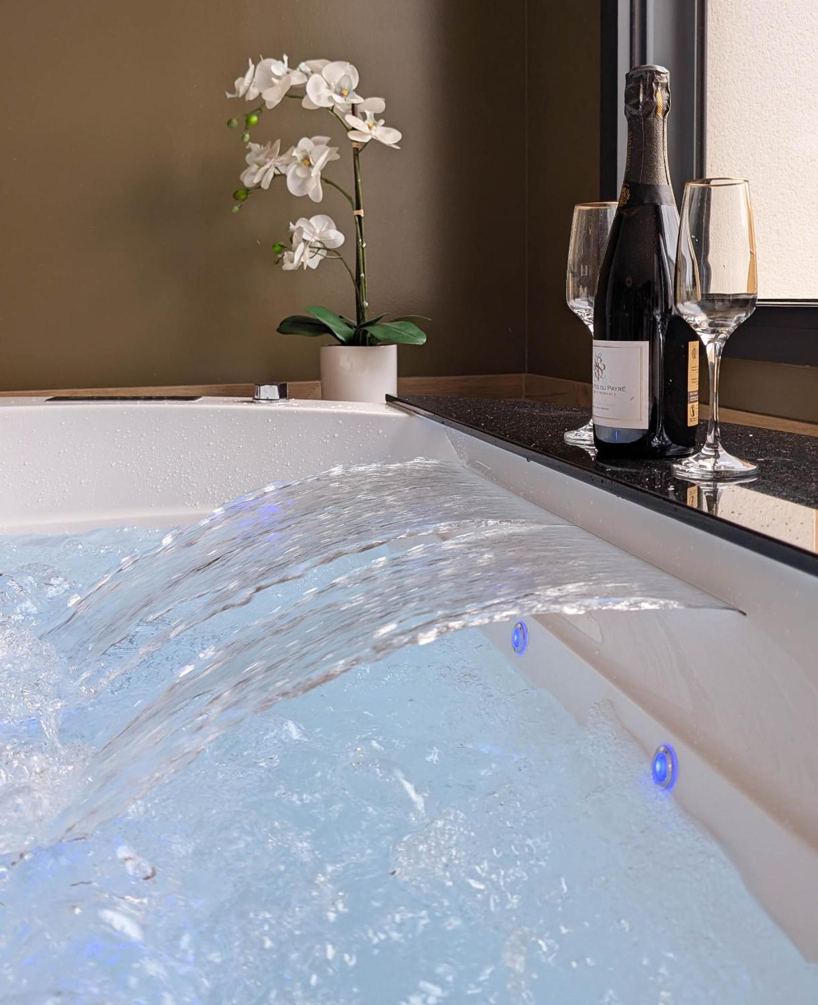 Les Suites Du Payre - Suite Romance Saint-Hilaire-de-Talmont Exteriör bild